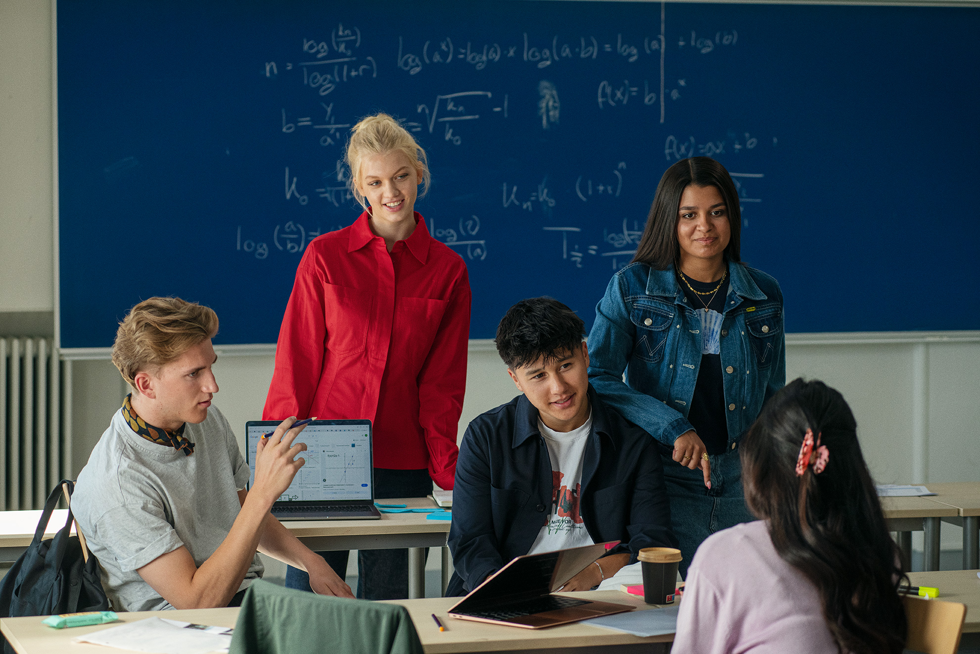 Elever fra Handelsgymnasiet JTP har en samtale i et klasselokale